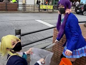小林弘明豊島区議とコスプレイヤーが仮装してマスクしてコロナ感染予防しながらハロウィンゴミ拾い